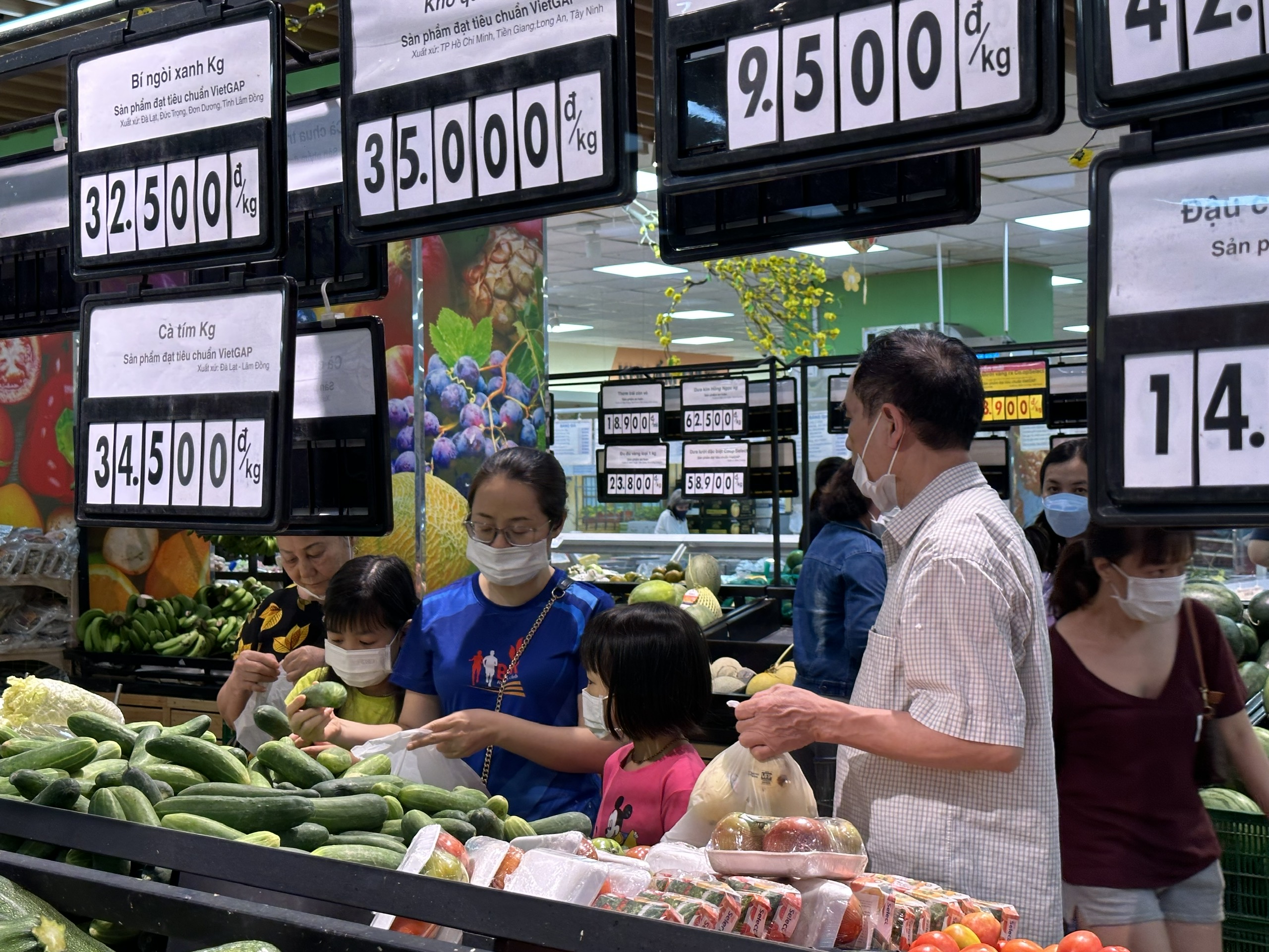 Khách mua hàng tại Co.op Mart Vũng Tàu.