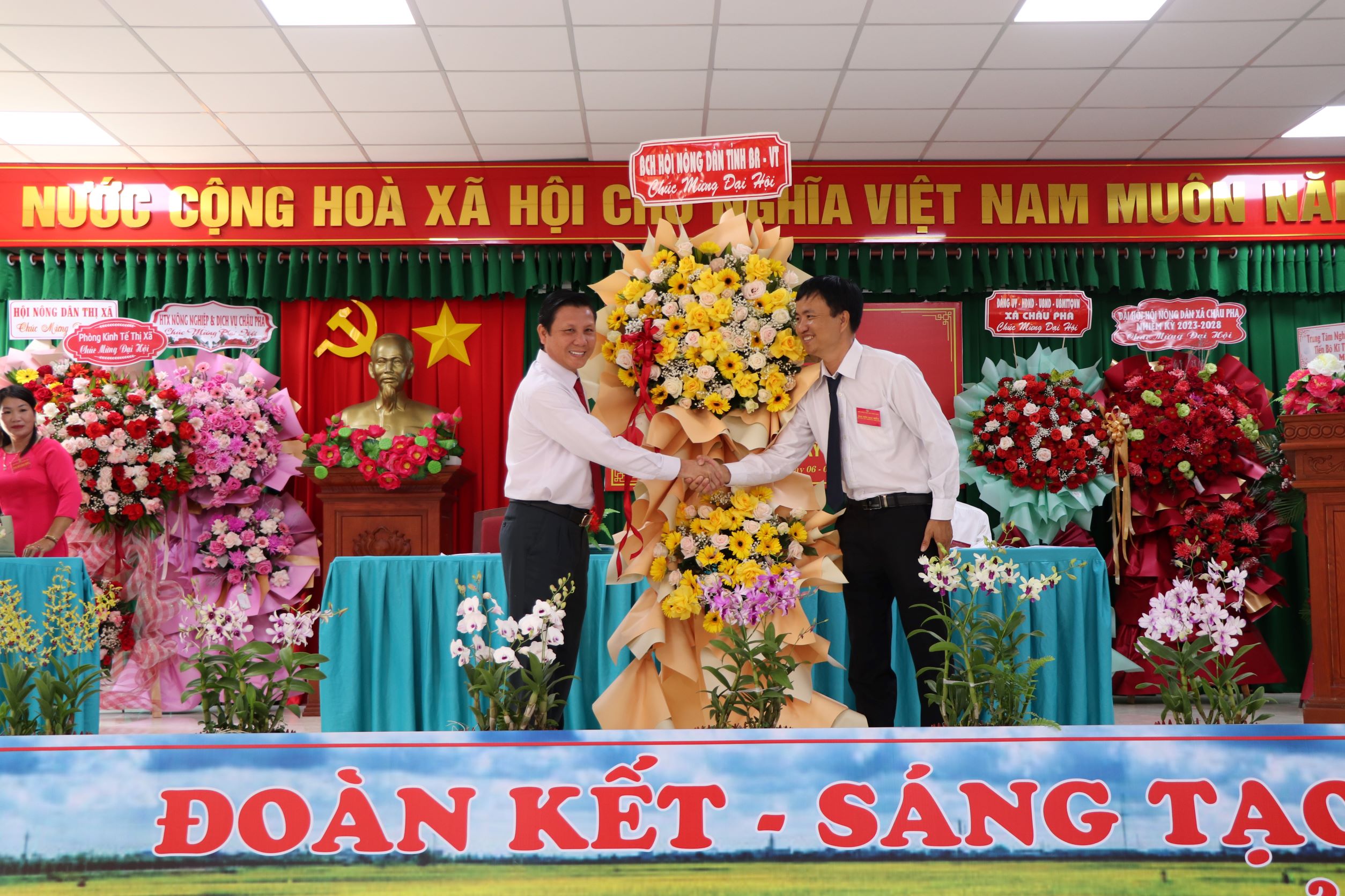 Ông Mai Minh Quang (bên trái), Chủ tịch Hội Nông dân tỉnh tặng lẵng hoa chúc mừng Đại hội.