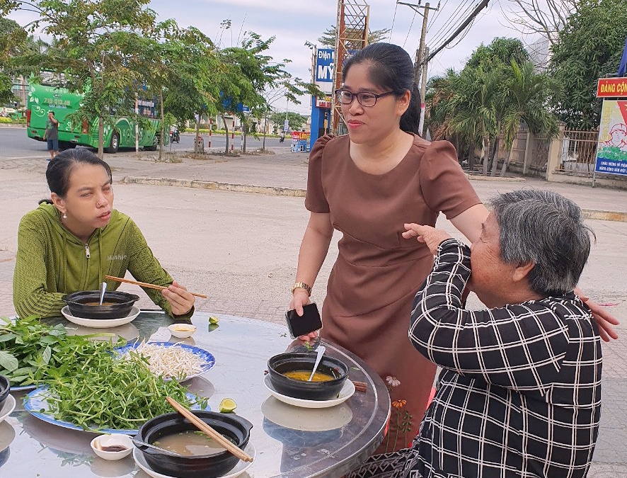 Lãnh đạo phường  Tân Phước (TX. Phú Mỹ) thăm hỏi, động viên lao động nghèo, thanh niên công nhân tại chương trình.