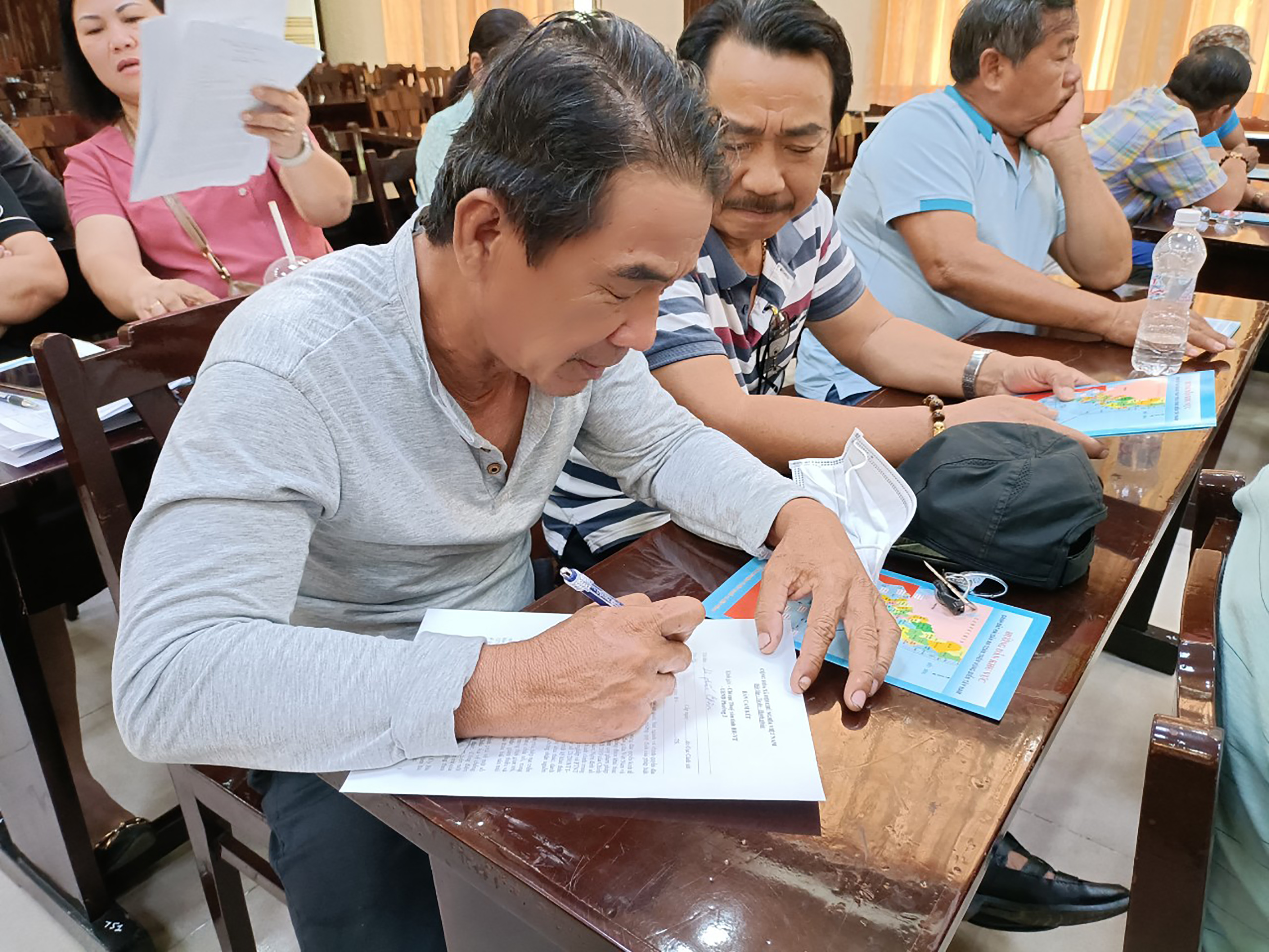 Chủ tàu cá Lê Phước Châu (phường 3, TP.Vũng Tàu) ký cam kết không vi phạm các quy định chống khai thác IUU tại hội nghị.