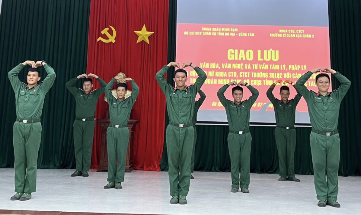 Một tiết mục nhảy dân vũ do chiến sĩ Trung đoàn Minh Đạm biểu diễn.