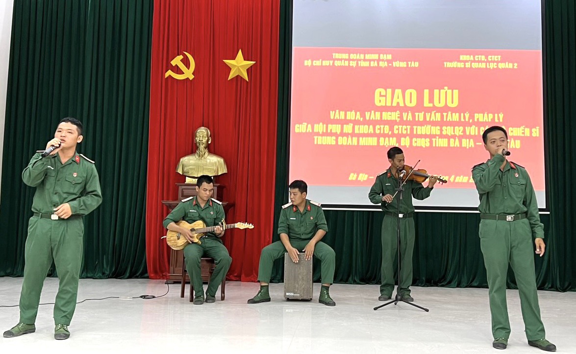 Một tiết mục văn nghệ do chiến sĩ Trung đoàn Minh Đạm biểu diễn.
