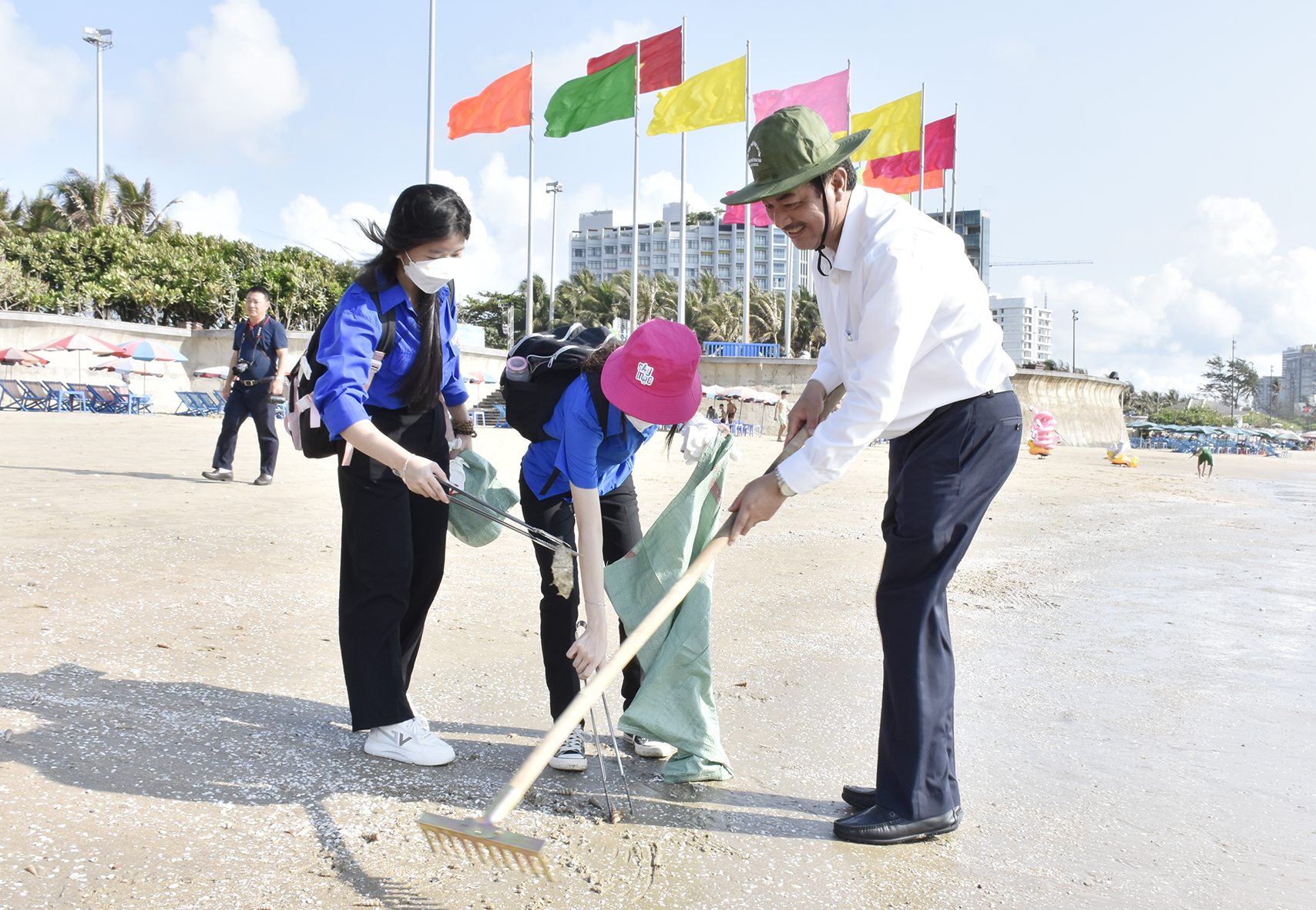 Dọn dẹp vệ sinh môi trường biển Bãi Sau