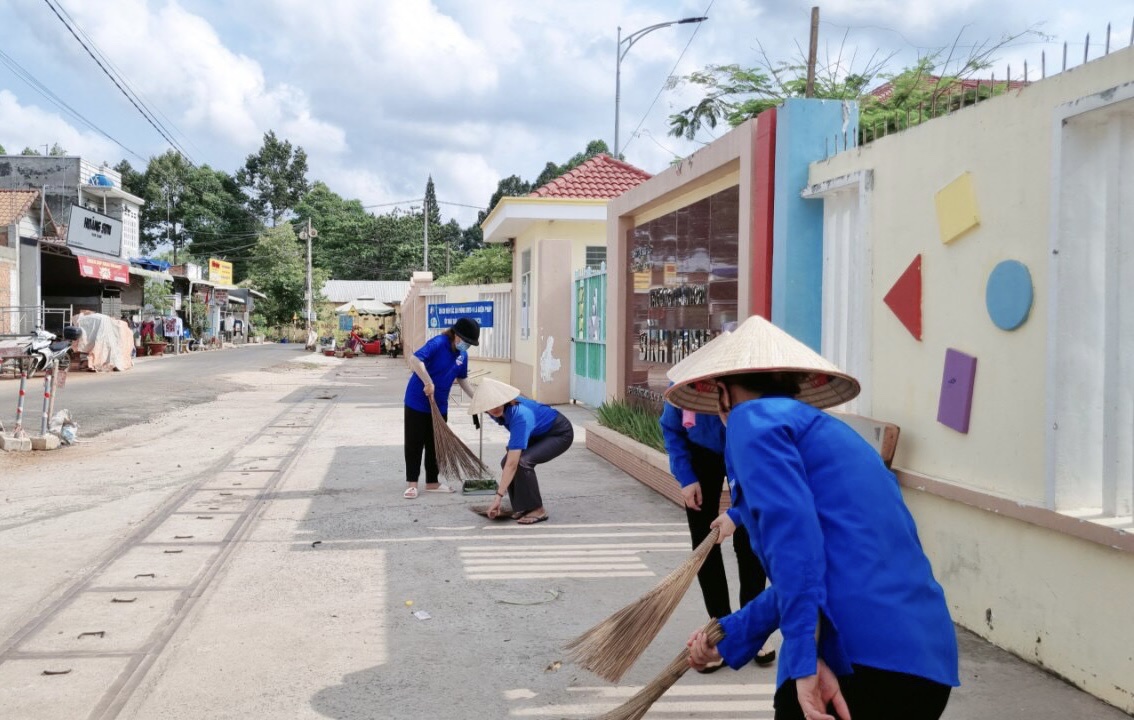 Lực lượng đoàn viên thanh niên xã Cù Bì dọn dẹp vệ sinh trước cổng trường Mầm non Bình Minh (xã Cù Bì, huyện Châu Đức).