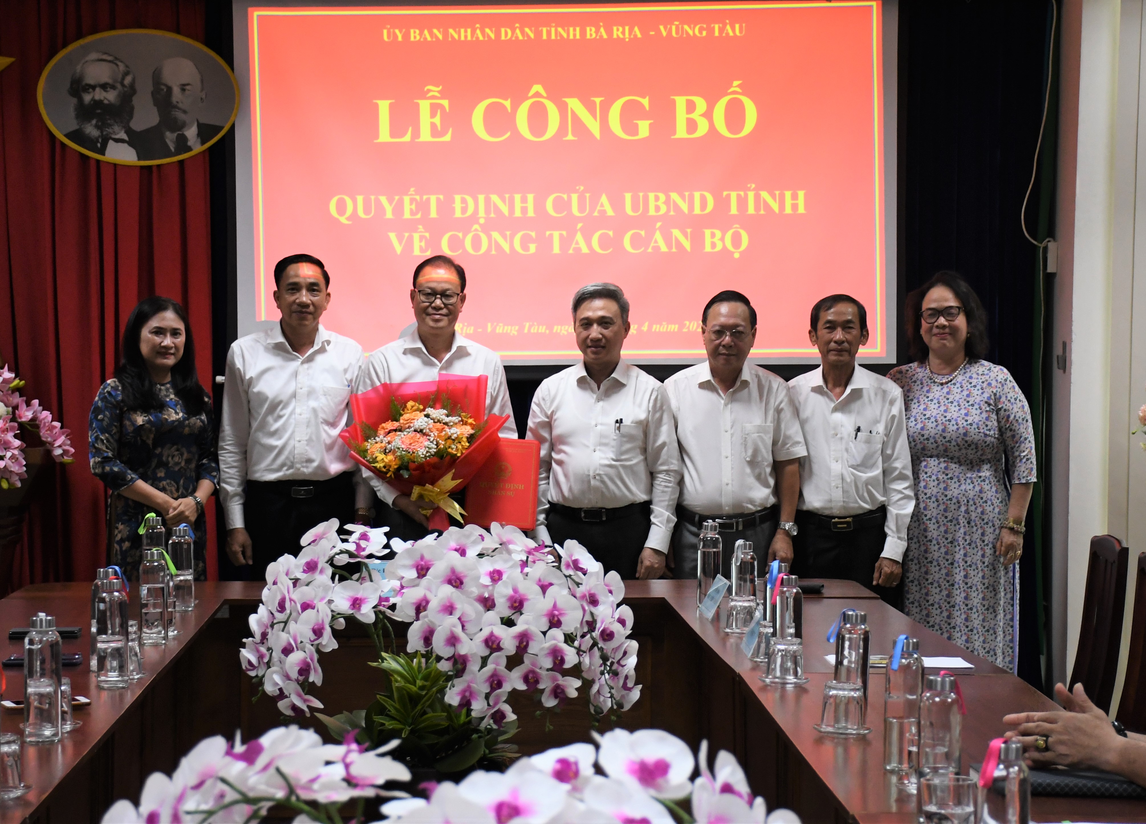 Ông Đặng Minh Thông, Phó Chủ tịch UBND tỉnh trao Quyết định cho ông Tạ Minh Phong.