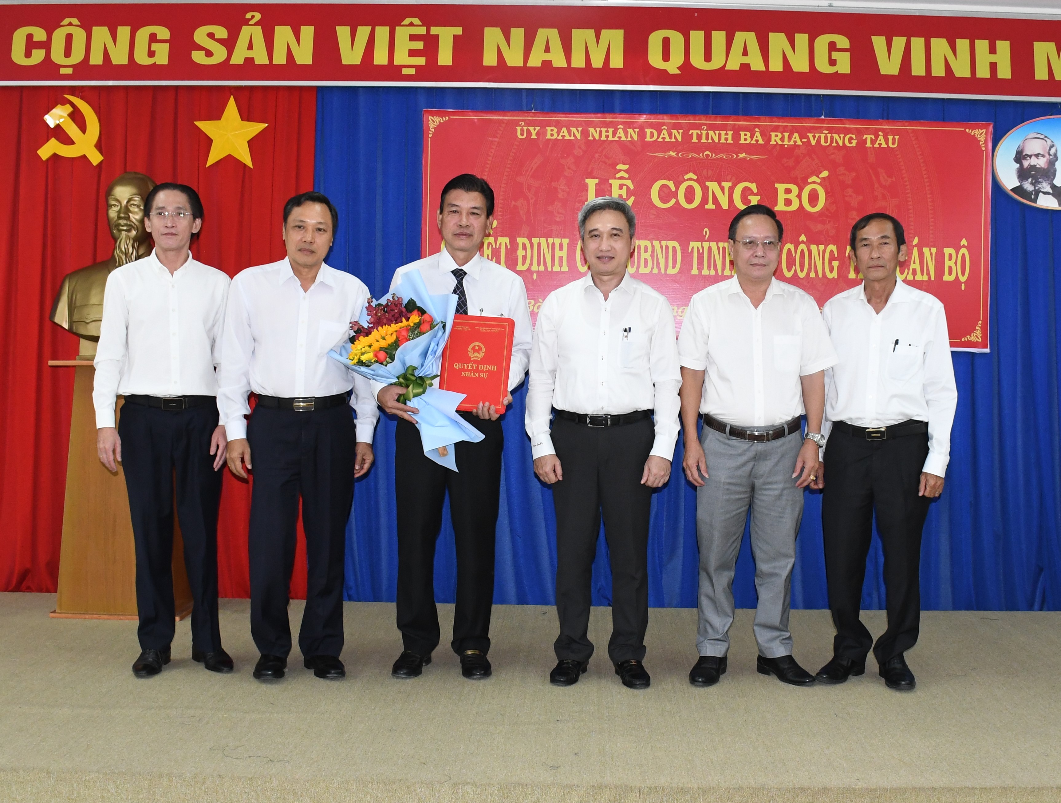 Ông Đặng Minh Thông, Phó Chủ tịch UBND tỉnh trao Quyết định cho ông Trần Văn Lợi.