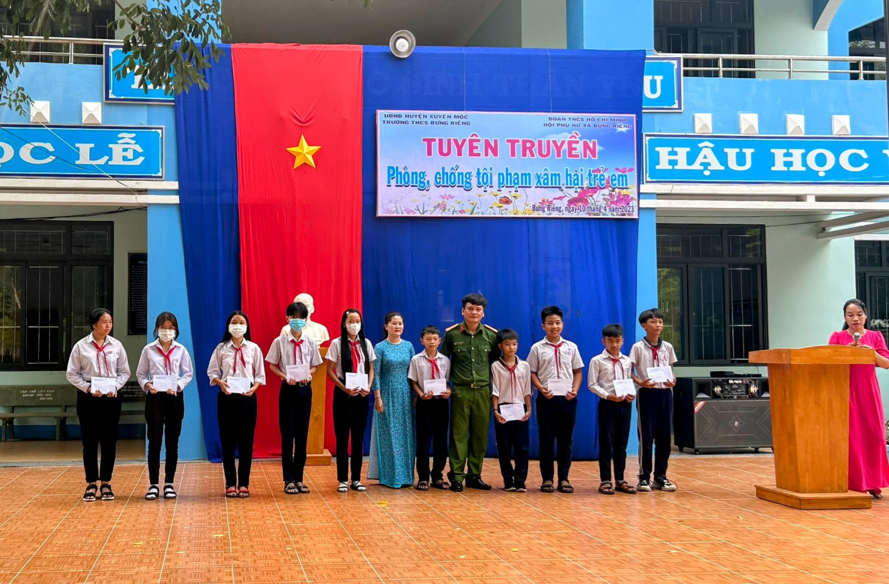 Đại diện Phòng CSHS tặng quà cho các em HS vượt khó trong học tập.