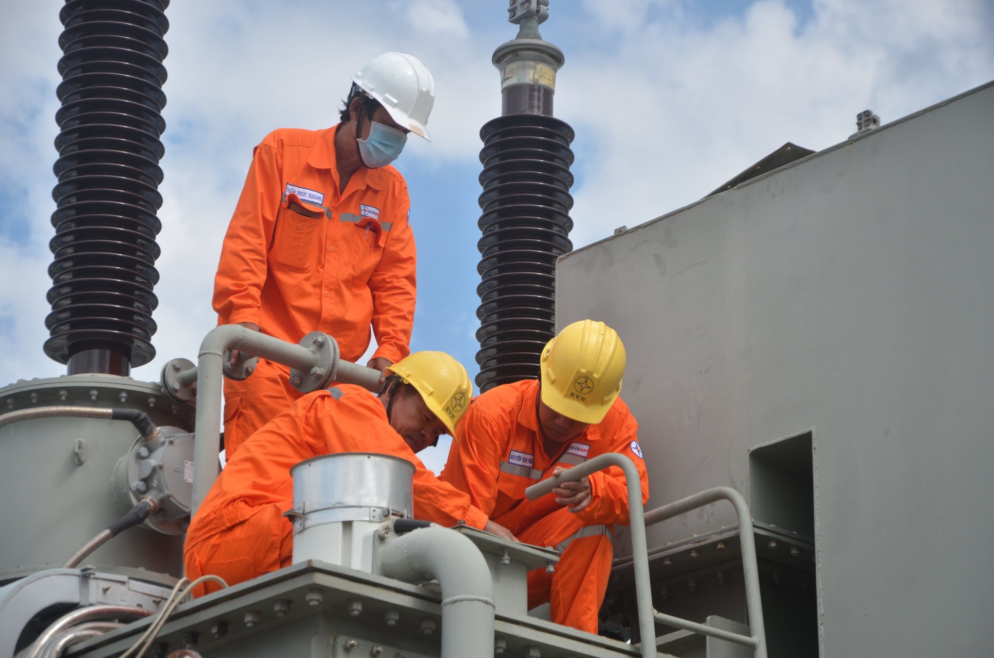 Công ty điện lực tỉnh đẩy nhanh tiến độ các công trình bổ sung nguồn điện nhằm bảo đảm ổn định, lâu dài. Trong ảnh: Nhân viên điện lực kiểm tra trạm điện tại huyện Long Điền.