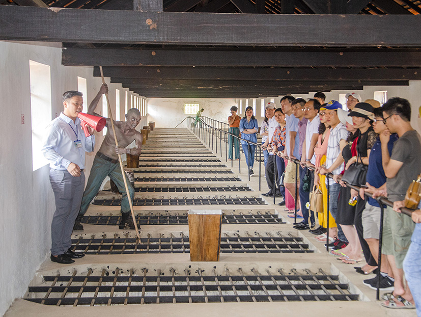 Du khách tham quan Chuồng Cọp trong khu di tích lịch sử quốc gia đặc biệt Nhà tù Côn Đảo.