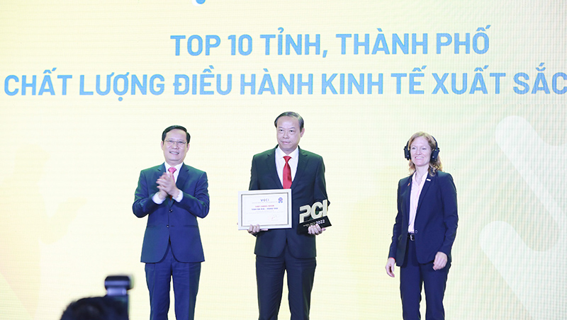 Ông Nguyễn Văn Thọ, Chủ tịch UBND tỉnh Bà Rịa - Vũng Tàu nhận chứng nhận Chỉ số PCI cấp tỉnh
