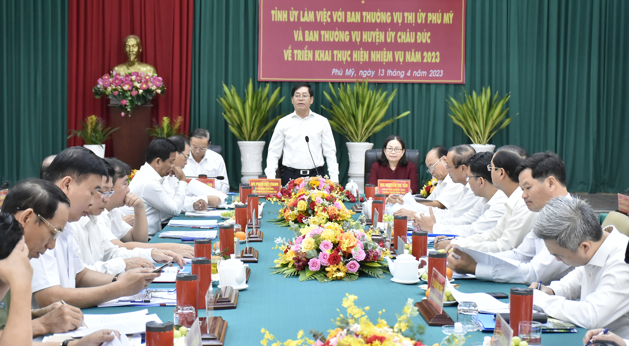 Ông Phạm Viết Thanh, Ủy viên Trung ương Đảng, Bí thư Tỉnh ủy, Chủ tịch HĐND tỉnh; bà Nguyễn Thị Yến, Phó Bí thư Thường trực Tỉnh ủy, Trưởng Đoàn ĐBQH tỉnh và ông Nguyễn Văn Thọ, Phó Bí thư Tỉnh ủy, Chủ tịch UBND tỉnh chủ trì buổi làm việc