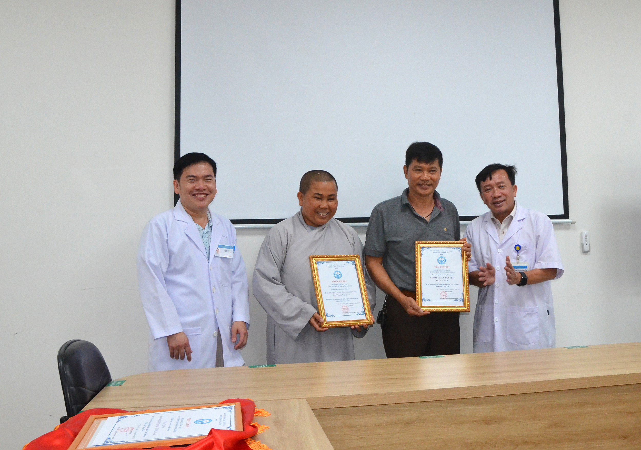Bác sĩ Chuyên khoa II Nguyễn Thanh Phước, Giám đốc Bệnh viện Vũng Tàu trao bảng ghi ơn tấm lòng hảo tâm đến các tổ chức đã ủng hộ bệnh nhân Nguyễn Thị Ánh Tuyết.