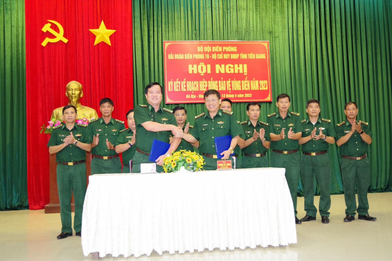 Đại diện Hải đoàn Biên phòng 18 và Bộ Chỉ huy Bộ đội Biên phòng tỉnh Tiền Giang ký kết Kế hoạch hiệp đồng bảo vệ khu vực tiếp giáp, vùng biển.