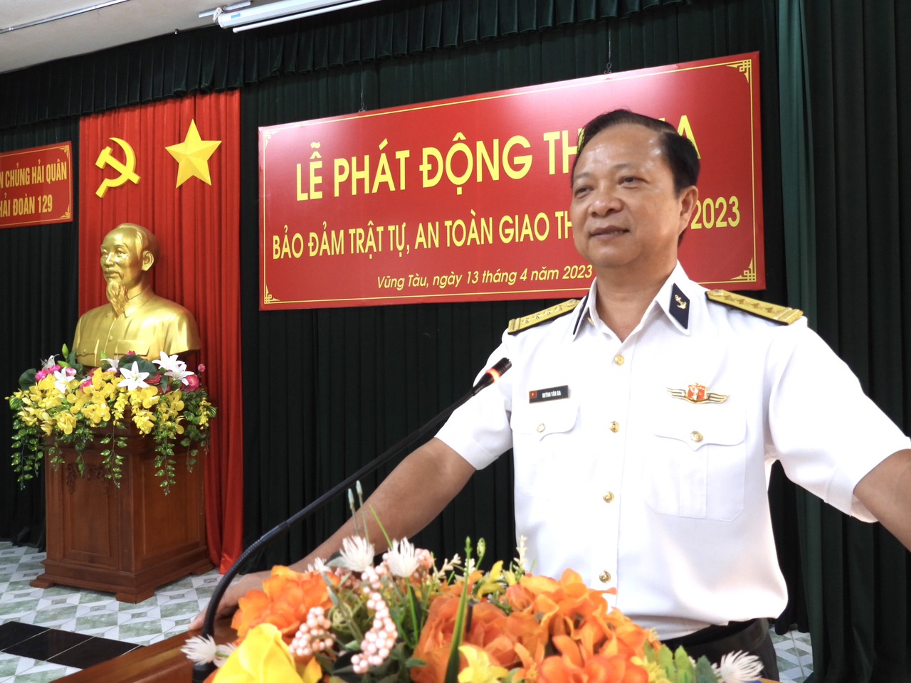 Đại tá Huỳnh Văn Đa, Bí thư Đảng ủy, Chính ủy Hải đoàn 129 phát động phong trào thi đua bảo đảm trật tự, an toàn giao thông năm 2023.