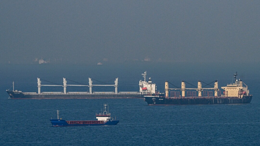 Tàu chở ngũ cốc của Ukraine di chuyển qua Eo biển Bosphorus ở Istanbul, Thổ Nhĩ Kỳ.