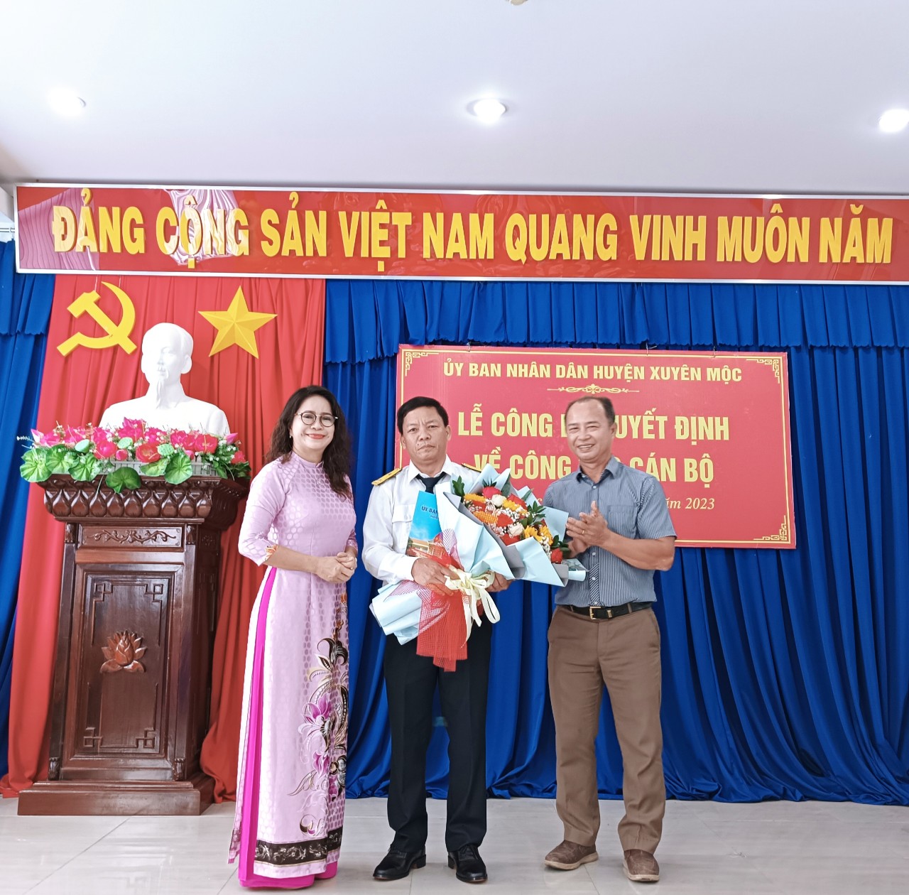 Ông Huỳnh Kim Sơn, Phó Bí thư Thường trực Huyện ủy; bà Lê Thị Trang Đài, Chủ tịch UBND huyện Xuyên Mộc trao quyết định và tặng hoa chúc mừng cán bộ được điều động, bổ nhiệm.