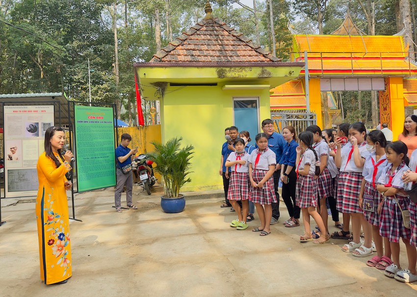 Học sinh tỉnh Trà Vinh nghe giới thiệu chuyên đề Côn Đảo, tỉnh Bà Rịa-Vũng Tàu điểm đến văn hóa và du lịch.