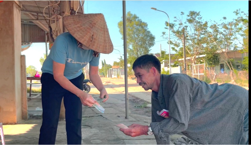 Cảm thông với đôi chân khuyết tật của ông Ánh, những người đi đường thường dừng lại ủng hộ vài tờ vé số.