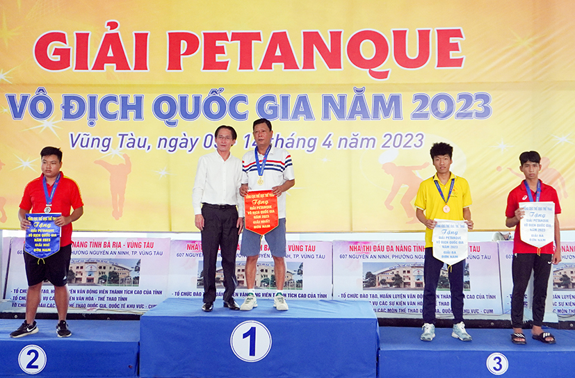 Ông Huỳnh Đức Dũng, Phó Giám đốc Sở VH-TT trao huy chương cho Huỳnh Công Tâm và các VĐV xuất sắc ở nội dung đơn nam.