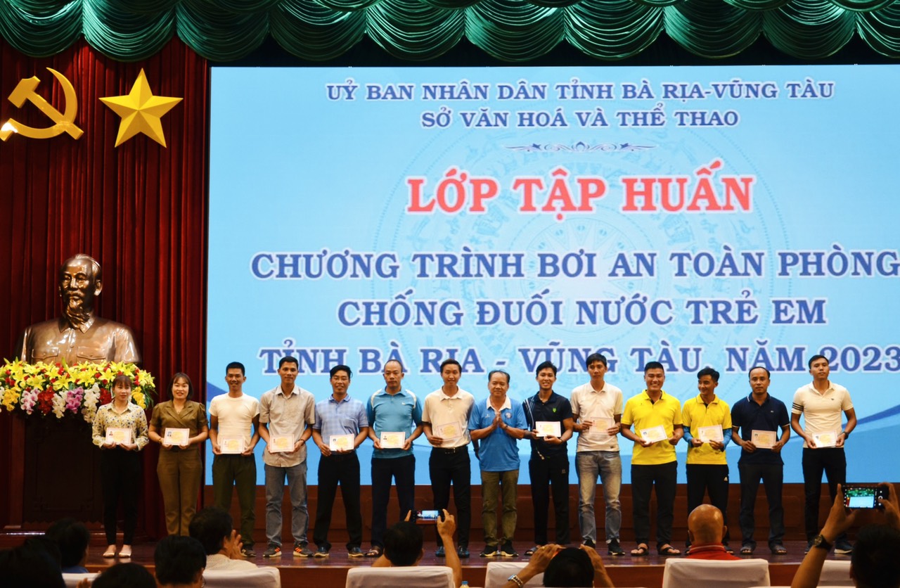 Các học viên nhận chứng nhận tập huấn bơi an toàn, phòng chống đuối nước trẻ em trên địa bàn toàn tỉnh năm 2023.