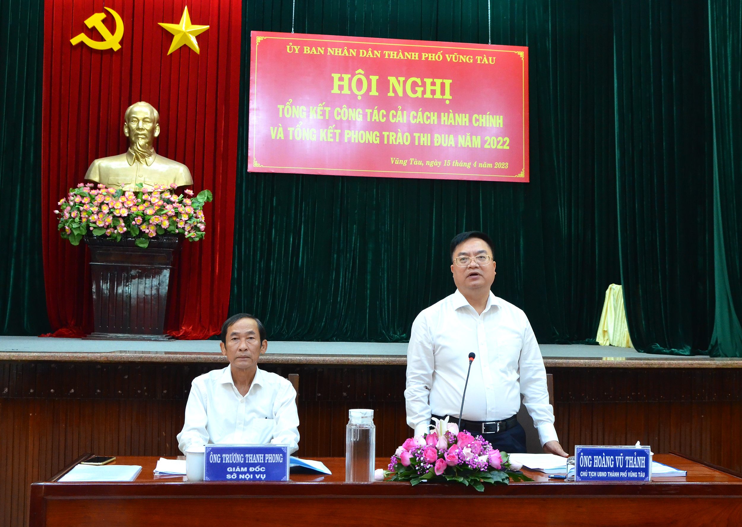 Ông Trương Thanh Phong, Giám đốc Sở Nội vụ và ông Hoàng Vũ Thảnh, Chủ tịch UBND TP.Vũng Tàu đồng chủ trì hội nghị.