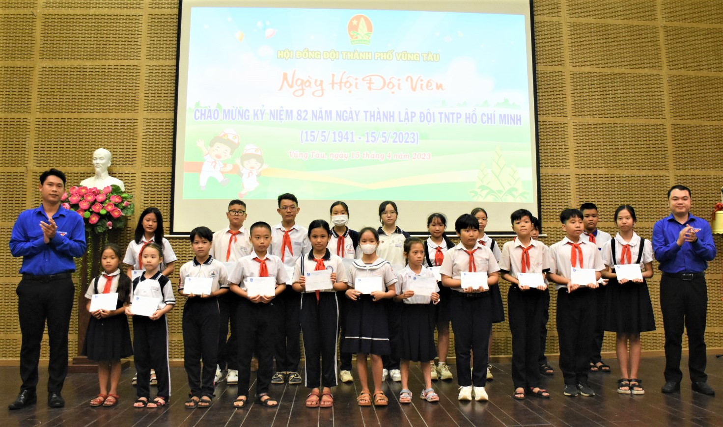 Đại diện Tỉnh Đoàn, Thành Đoàn Vũng Tàu trao học bổng cho các em HS có hoàn cảnh khó khăn có ý chí vươn lên trong học tập tại ngày hội.