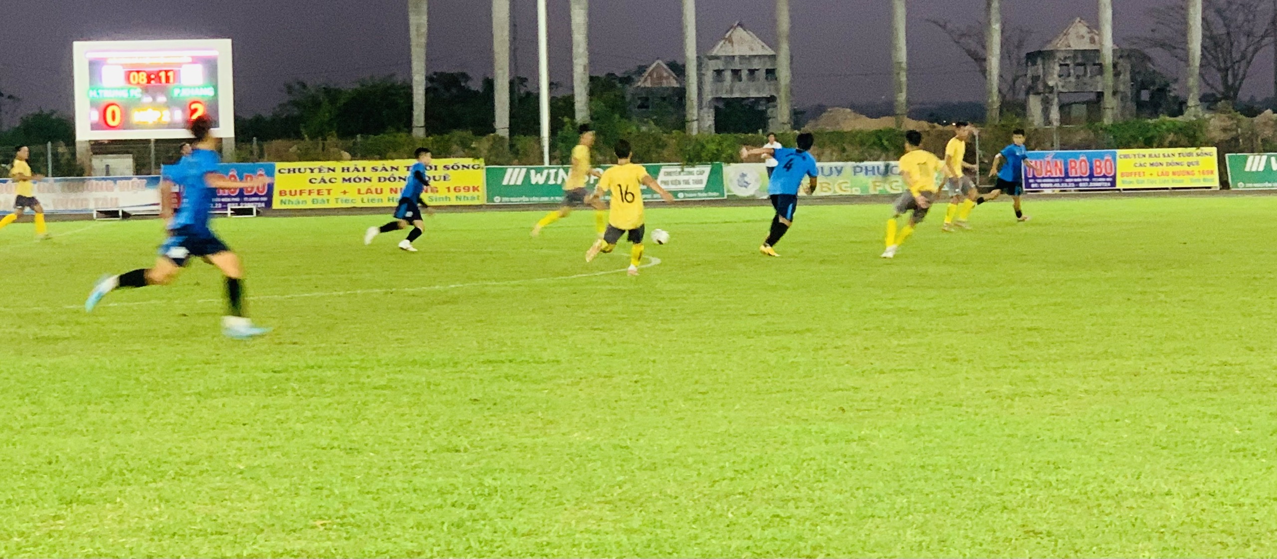 Trận đấu giữa hai đội Phạm Khang FC - Hoàng Trung FC.