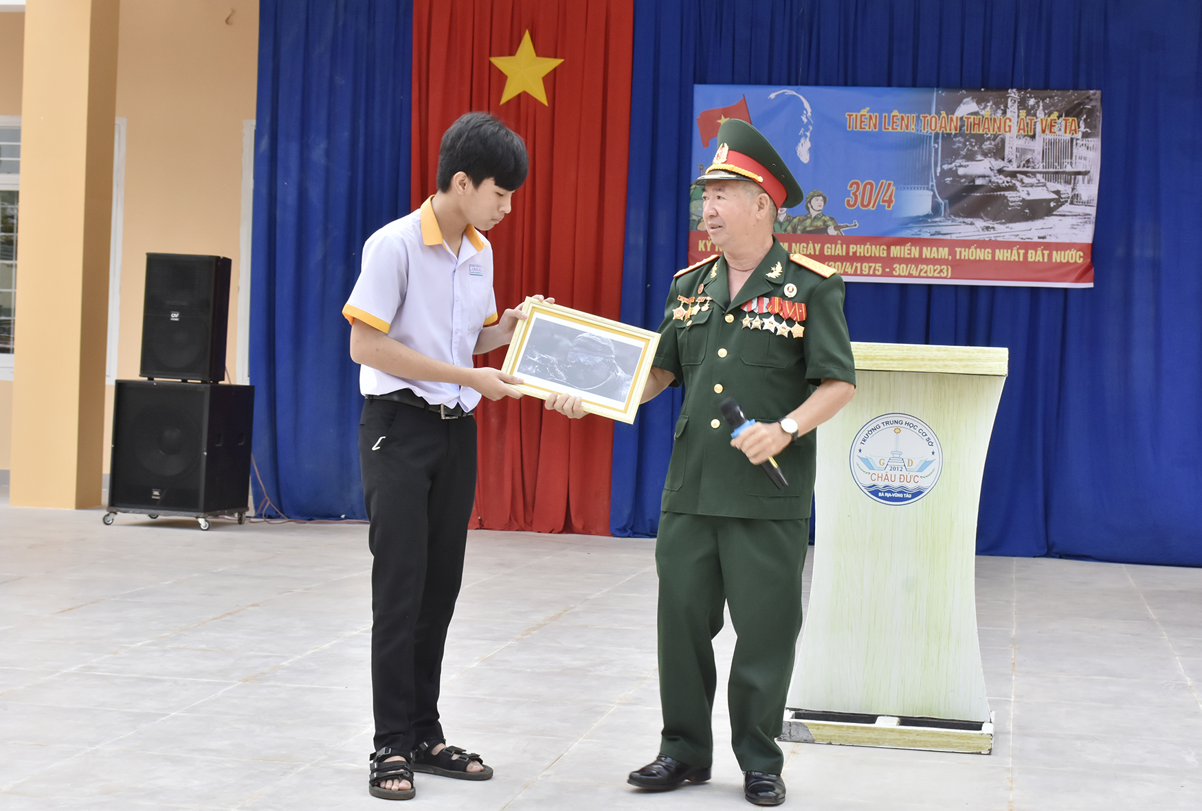 CCB- Đại úy Phạm Xuân Ninh trao thưởng cho HS trả lời đúng câu hỏi