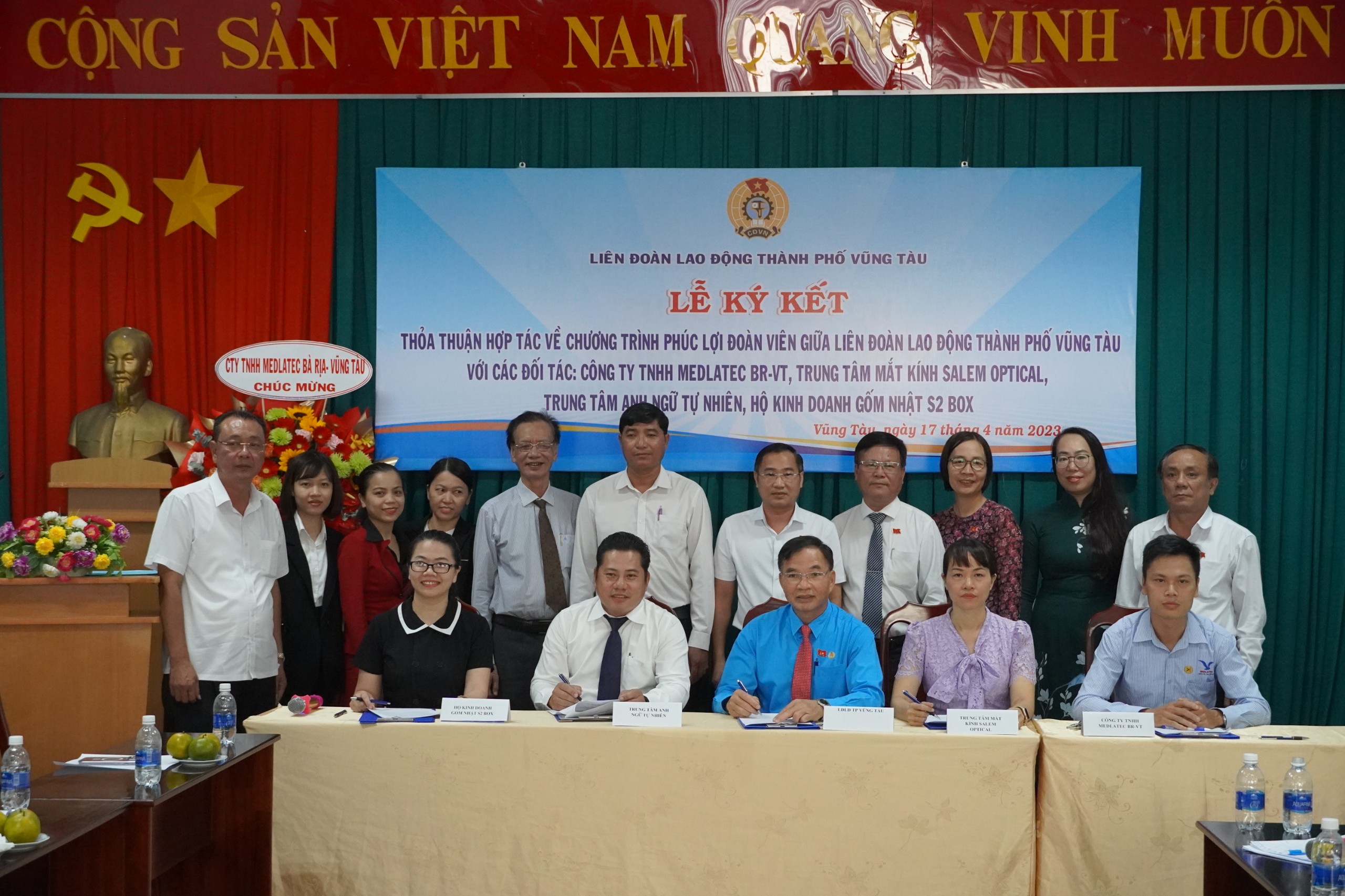 Đại diện LĐLĐ TP.Vũng Tàu và các đơn vị tại lễ ký kết thoả thuận.