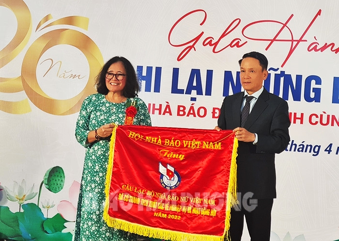 Nhà báo Nguyễn Đức Lợi, Phó Chủ tịch Thường trực Hội Nhà báo Việt Nam trao bằng khen cho đại diện Câu lạc bộ Nhà báo nữ Việt Nam.