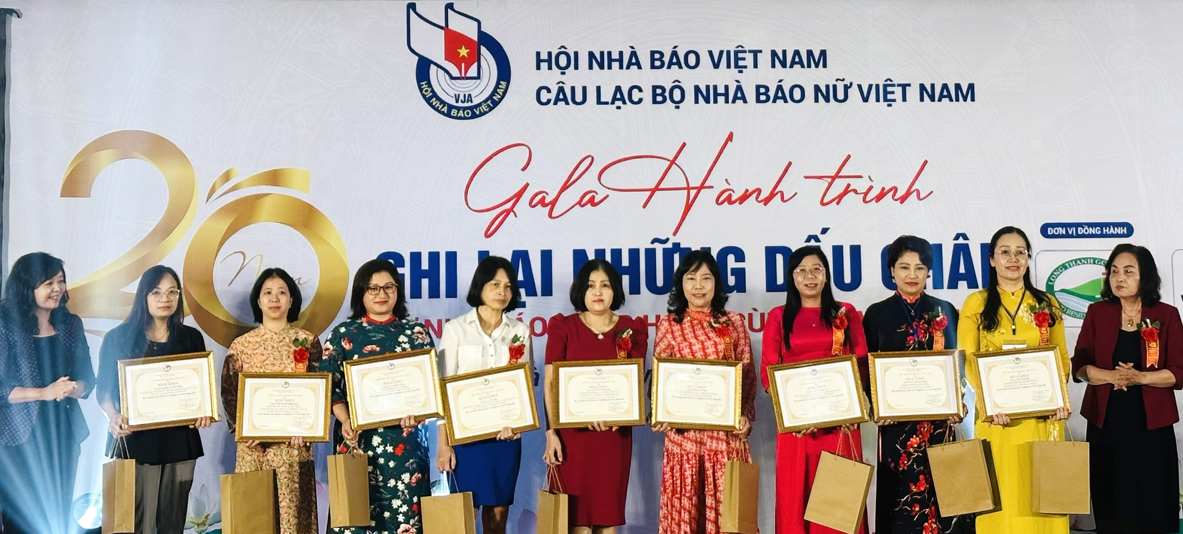 Trao bằng khen cho các nhà báo nữ tiêu biểu.