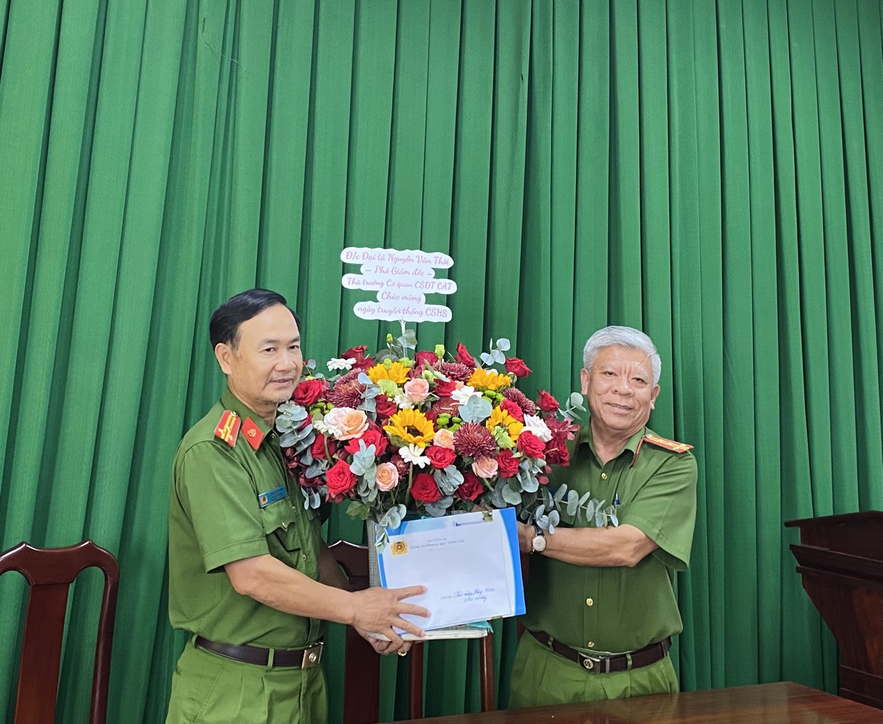 Đại tá Nguyễn Văn Thời, Phó Giám đốc-Công an tỉnh thăm, tặng quà cho CBCS Phòng CSHS-Công an tỉnh