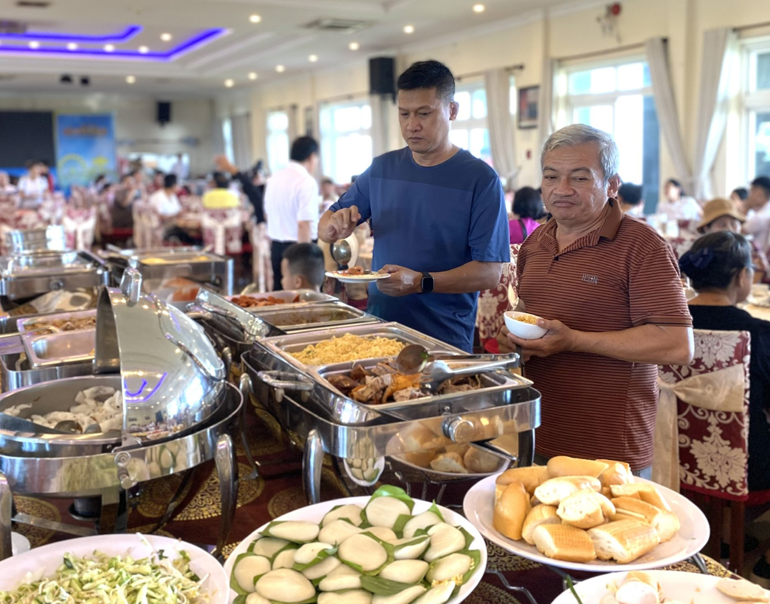 Du khách ăn sáng buffet tại Hồ Mây Park Vũng Tàu.