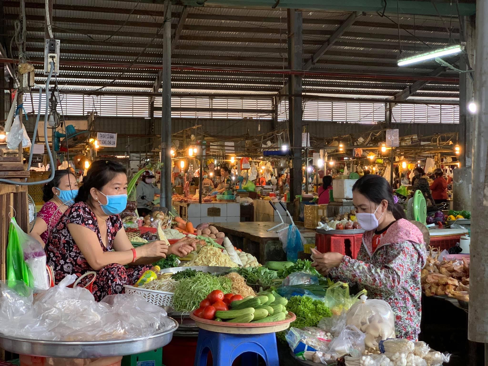 Để khách quay lại với chợ truyền thống các tiểu thương cần thay đổi cách kinh doanh.  Trong ảnh: Cảnh người bán nhiều hơn người mua tại chợ Vũng Tàu.