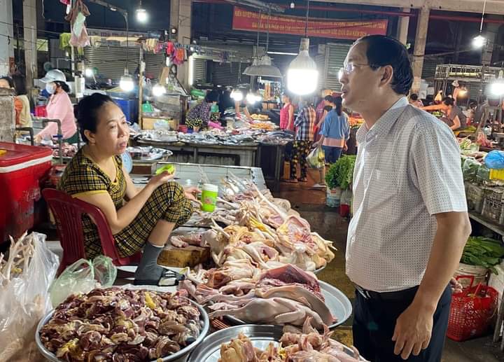 Buôn bán hàng thực phẩm chợ Ngãi Giao, Châu Đức.