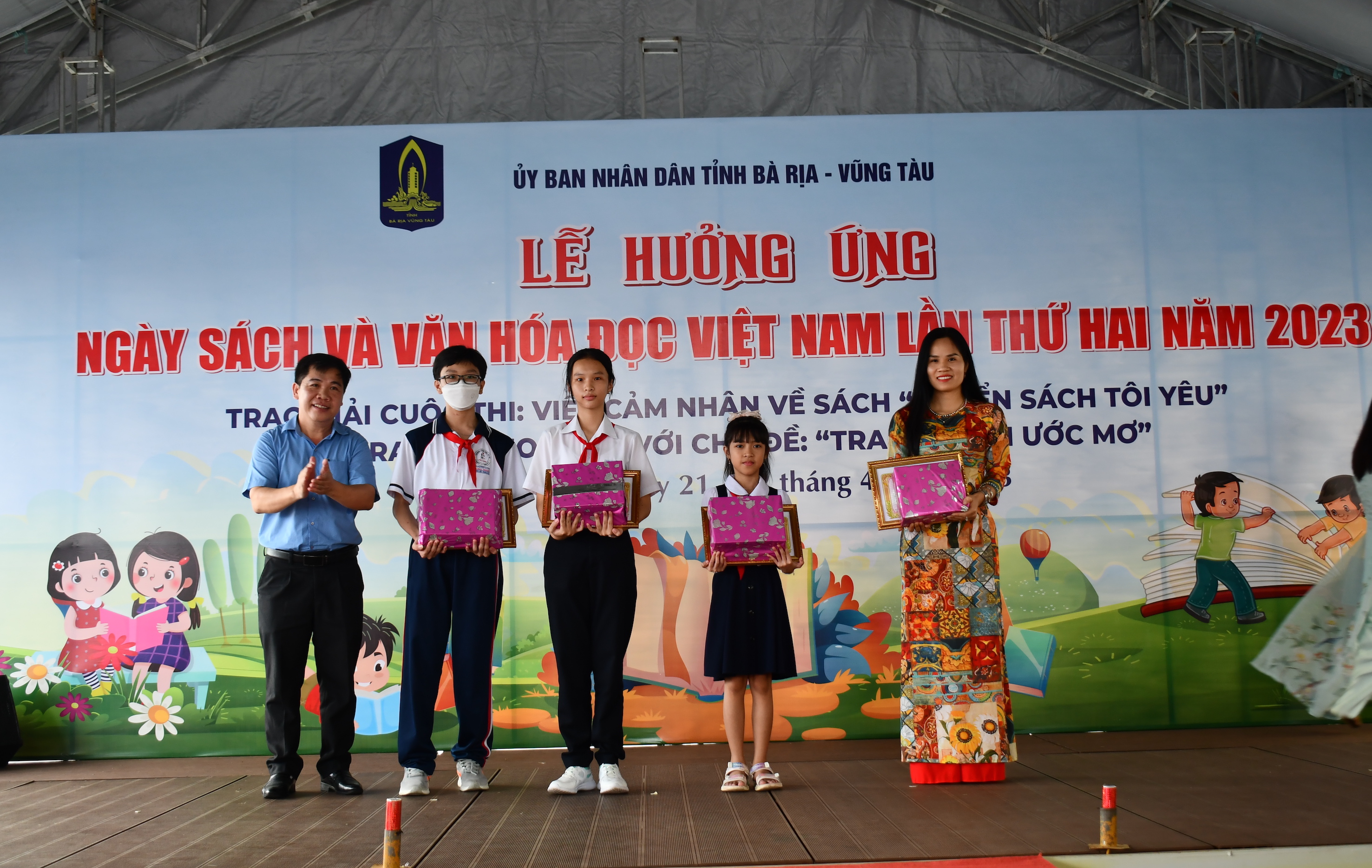 Ông Nguyễn Văn Thắng, Phó Trưởng Ban Tuyên giáo Tỉnh ủy trao giải Nhất Cuộc thi Vẽ tranh theo sách với chủ đề 