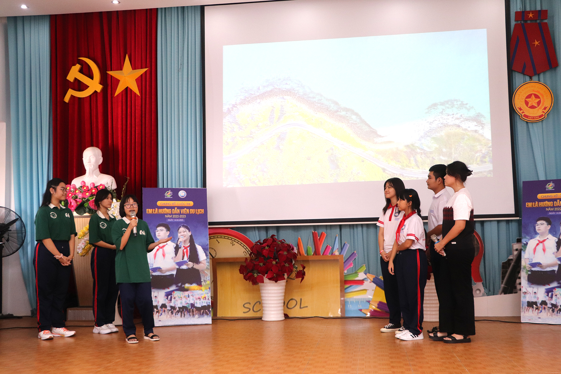 Các em HS lớp 8.6 trong phần thuyết trình vòng chung kết Hội thi 