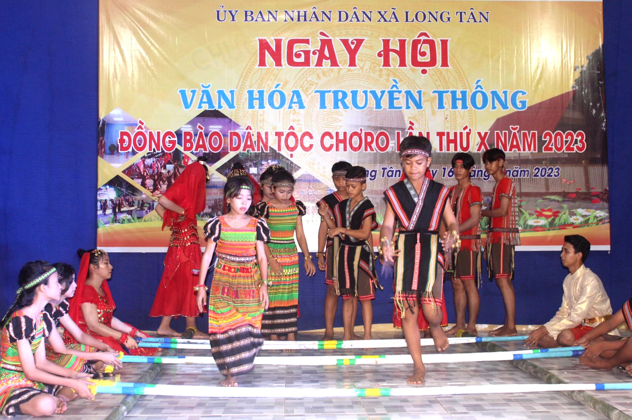 Biểu diễn nhảy sạp tại ngày hội văn hóa truyền thống đồng bào dân tộc Châu Ro lần thứ X năm 2023 do UBND xã Long Tân, huyện Đất Đỏ tổ chức tối 16/4.