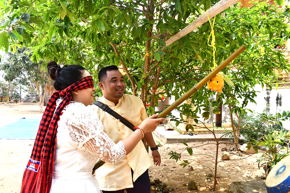 Đồng bào dân tộc Khmer chơi trò chơi dân gian tại chùa Nam Sơn  (TP. Vũng Tàu).