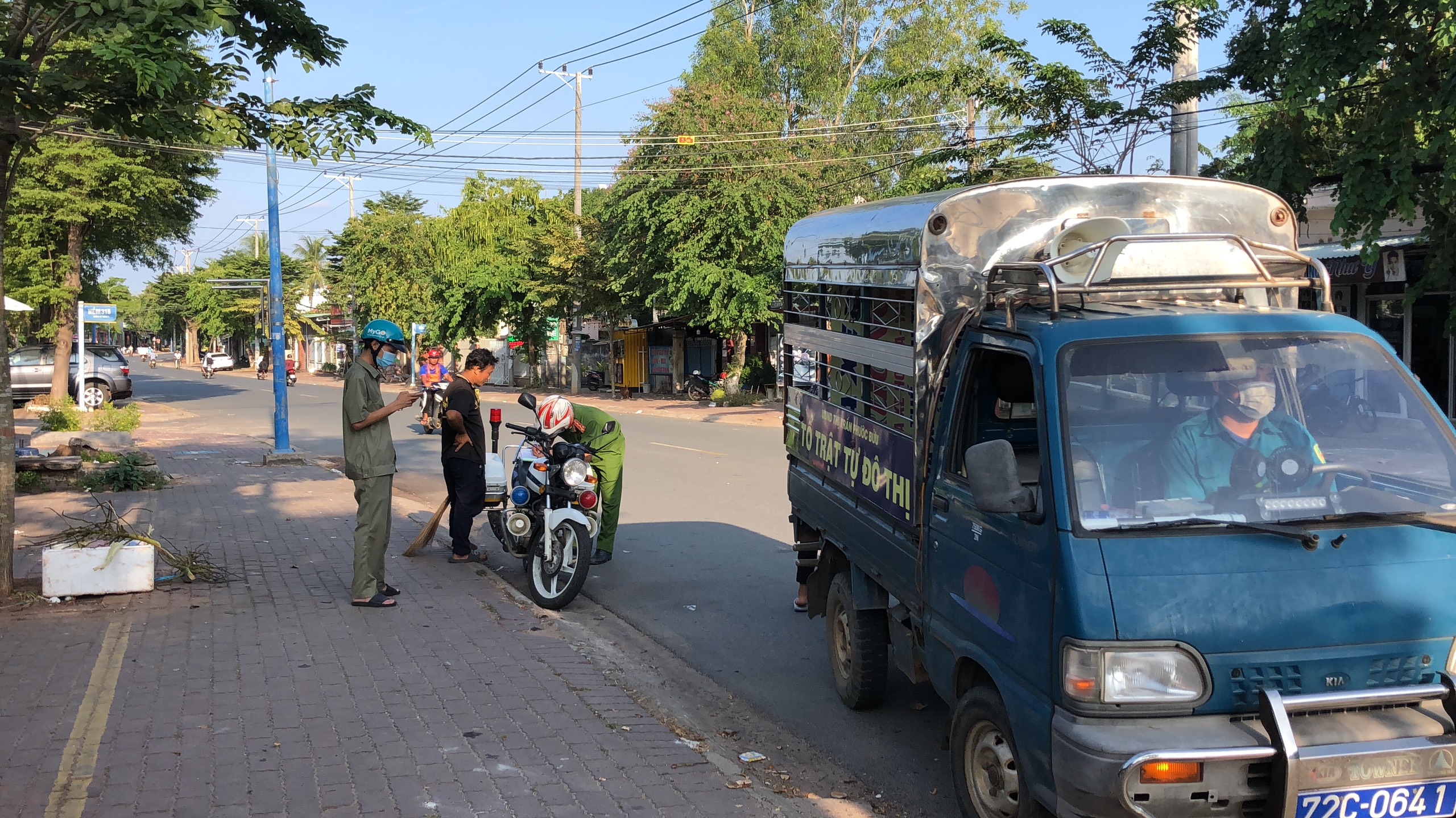 Lực lượng chức năng TT. Phước Bửu tuần tra, xử lý các trường hợp vi phạm trật tự đô thị trên địa bàn.