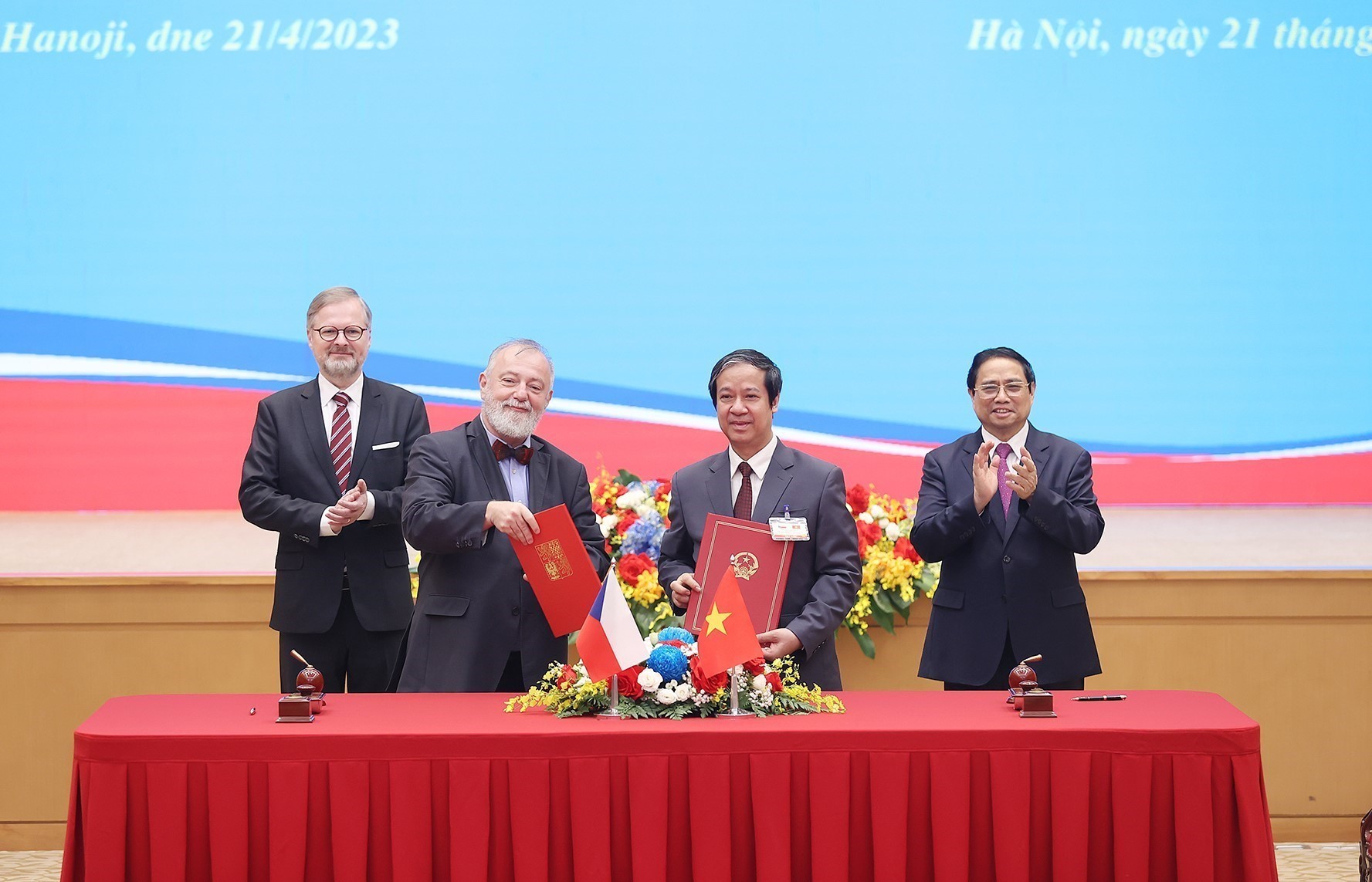 Thủ tướng Phạm Minh Chính và Thủ tướng Séc Petr Fiala chứng kiến lễ ký Ý định thư về hợp tác trong lĩnh vực giáo dục giữa Bộ Giáo dục và Đào tạo Việt Nam với Bộ Giáo dục, Thanh niên và Thể thao Cộng hòa Séc. Ảnh: DƯƠNG GIANG
