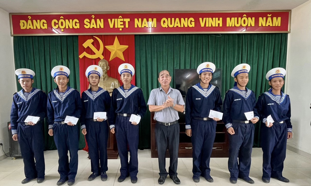 Ông Lâm Văn Hồng, Chủ tịch UBND huyện Long Điền tặng quà, động viên chiến sĩ mới.