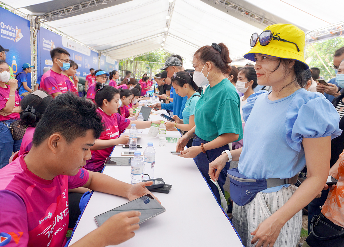 Hàng ngàn VĐV đã check in và nhận Bib, Racekid để thi đấu.