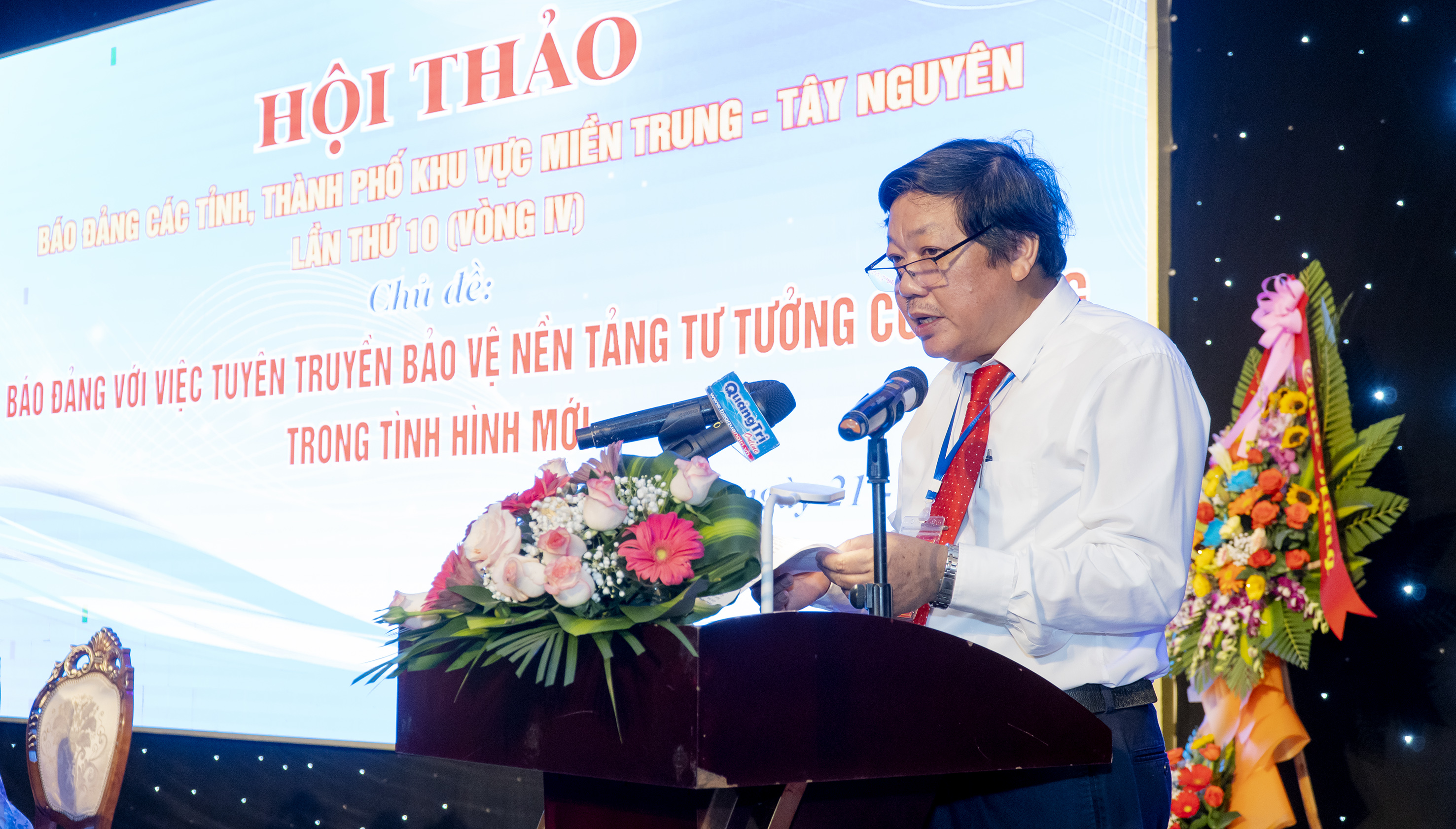 Ông Trương Đức Minh Tứ, Tỉnh ủy viên, Chủ tịch Hội Nhà báo tỉnh Quảng Trị phát biểu đề dẫn hội thảo.