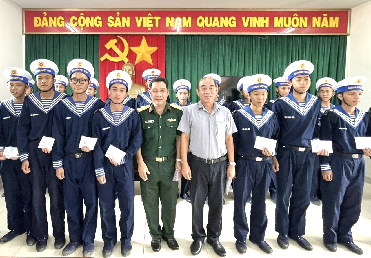 Lãnh đạo huyện Long Điền thăm, tặng quà tân binh đang huấn luyện tại Trung tâm Huấn luyện Vùng 2 Hải quân.