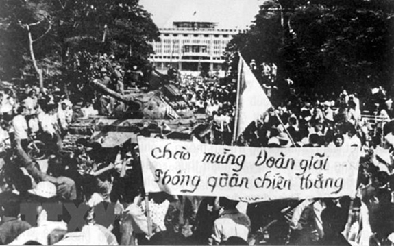 Nhân dân Sài Gòn đón chào quân giải phóng chiếm phủ tổng thống ngụy, trưa 30/4/1975. Ảnh: TƯ LIỆU