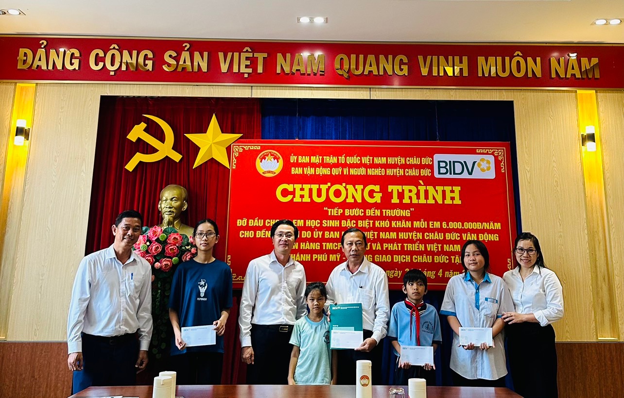 Đại diện UBMTQVN và BIDV trao học bổng cho các học sinh.