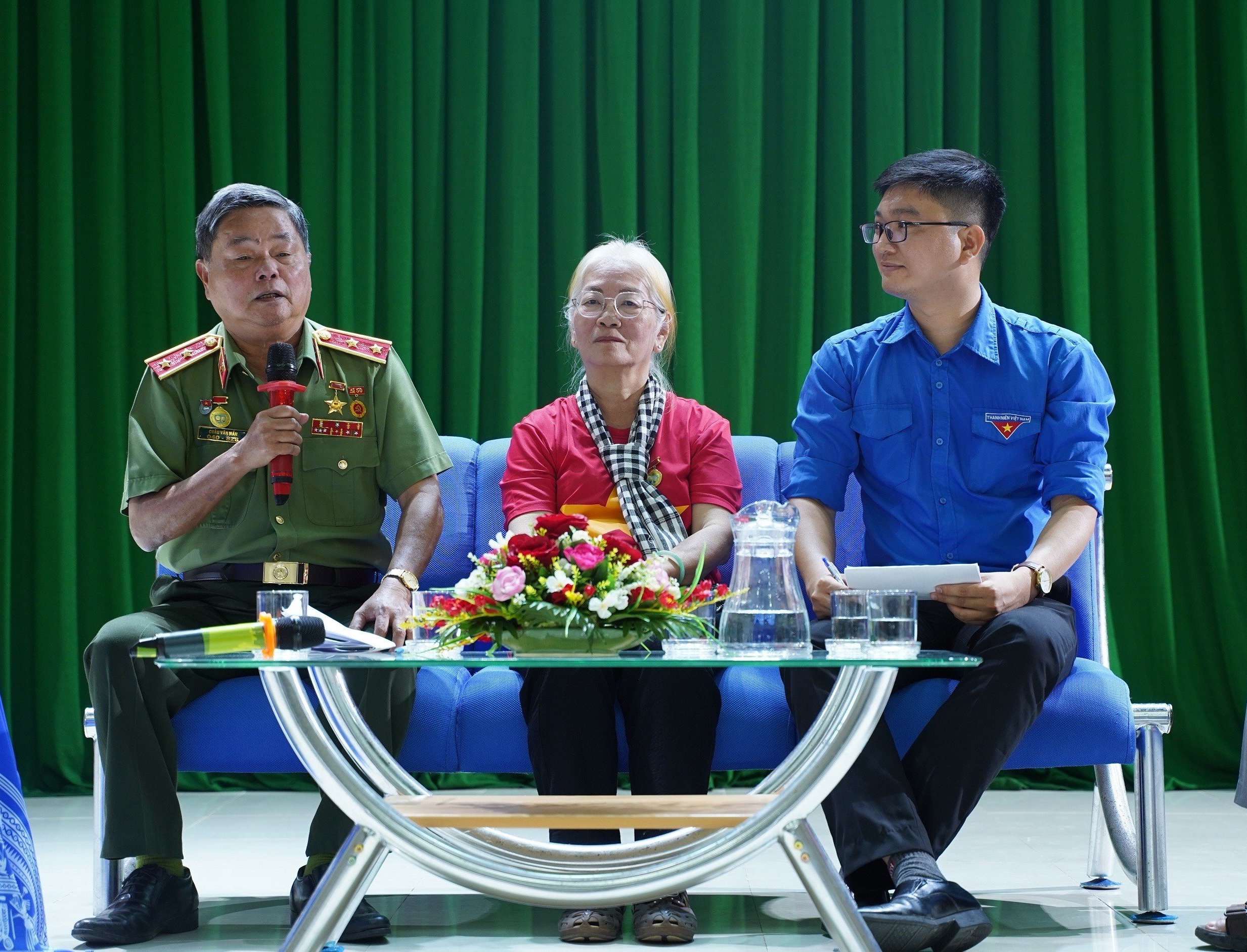 Trung tướng Anh hùng LLVTND Châu Văn Mẫn chia sẻ với các bạn trẻ huyện Côn Đảo  về hồi ức hào hùng những năm tháng bị giam cầm trong nhà tù Côn Đảo.  Ảnh: MẠNH CƯỜNG