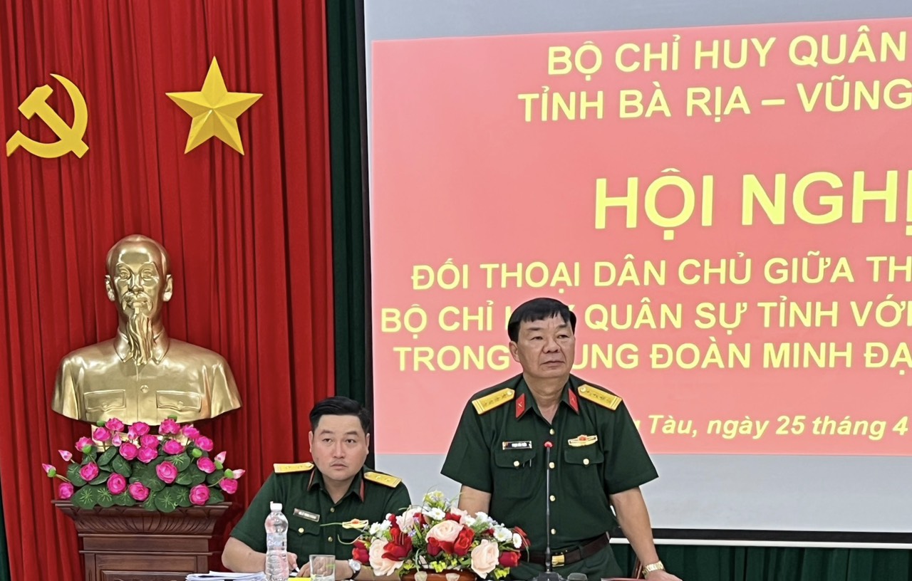 Đại tá Phạm Văn Tuấn, Phó Chỉ huy trưởng Bộ CHQS tỉnh giải đáp thắc mắc của các cán bộ, chiến sĩ mới.