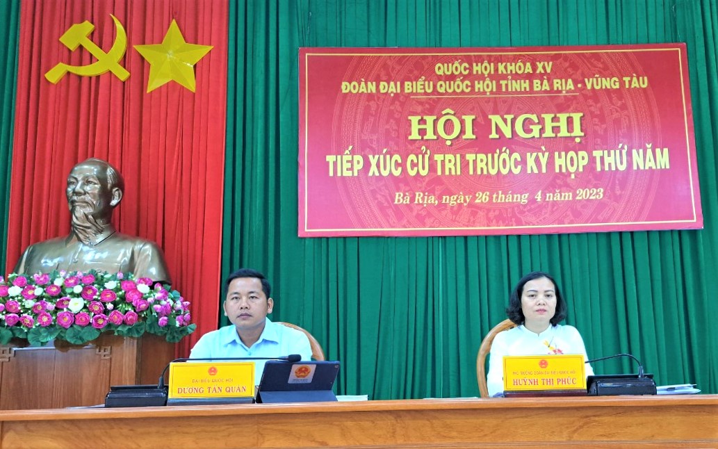 Đại biểu Huỳnh Thị Phúc, Phó Trưởng đoàn ĐBQH tỉnh; đại biểu Dương Tấn Quân, bác sĩ BV Bà Rịa tiếp xúc cử tri tại TP. Bà Rịa .